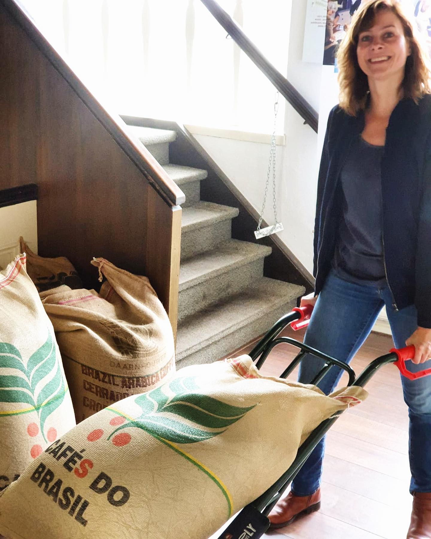 Ilfa de Roo bij de jute balen groene koffie in de branderij
